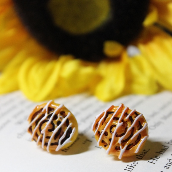 NWT Cinnamon Bun Earrings - Picture 2 of 7